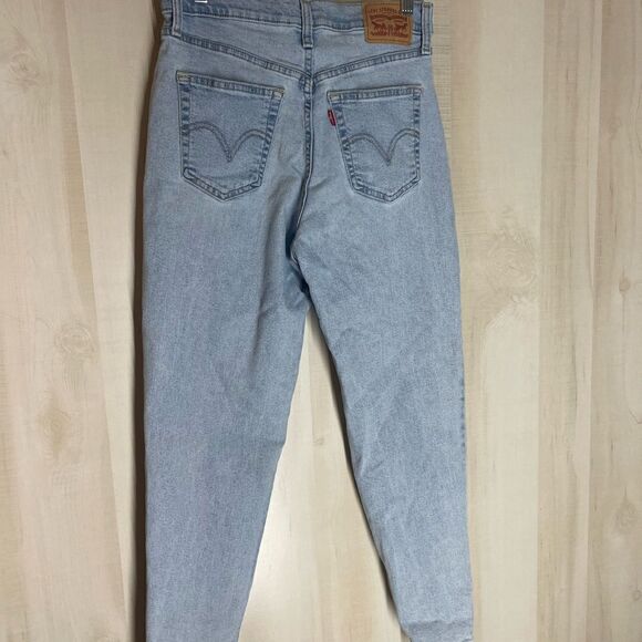 Levi’s high rise mom jeans light wash distressed, size 27 - Picture 13 of 16